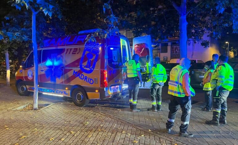 Apuñalan a un hombre en plena calle en Madrid y buscan a los autores