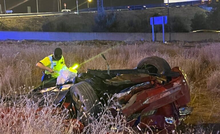 Mueren un hombre y una mujer al chocar su coche contra una barrera de hormigón en Villaverde