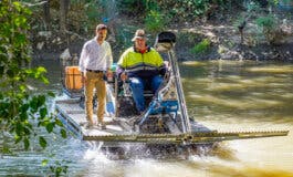 El barco anfibio de Torrejón vuelve al río Henares para luchar contra los mosquitos