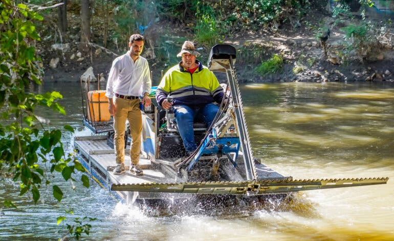 El barco anfibio de Torrejón vuelve al río Henares para luchar contra los mosquitos