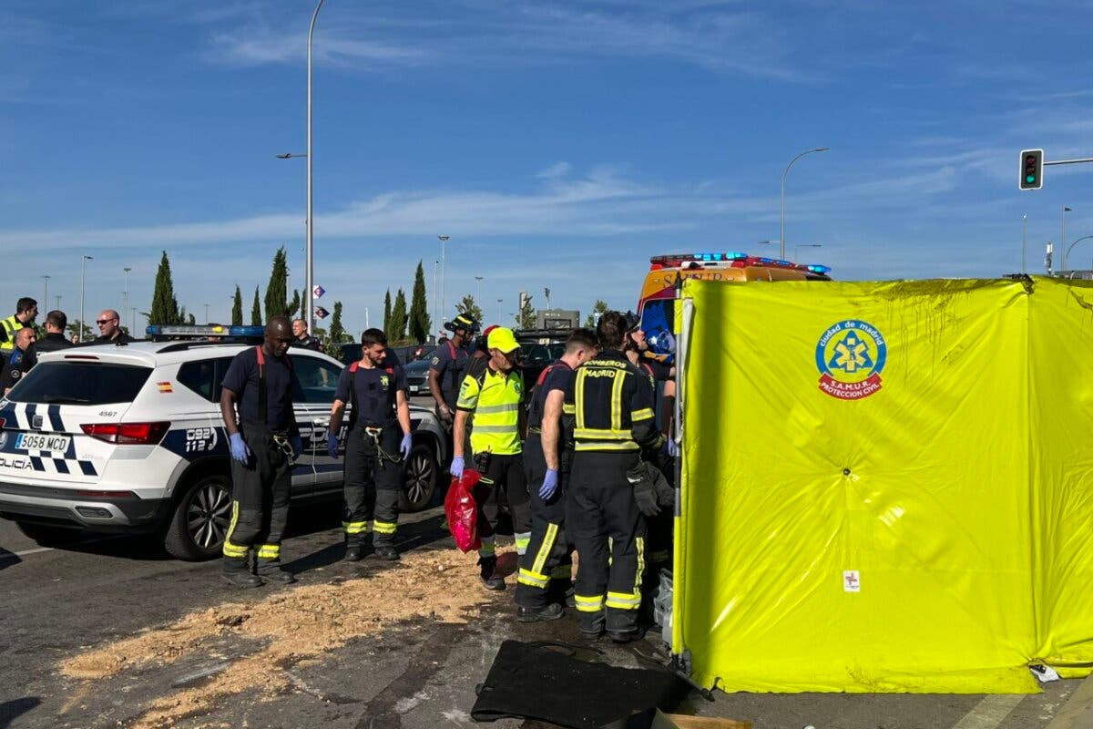 Muere un matrimonio de ancianos tras chocar su coche contra un camión frente al estadio Metropolitano