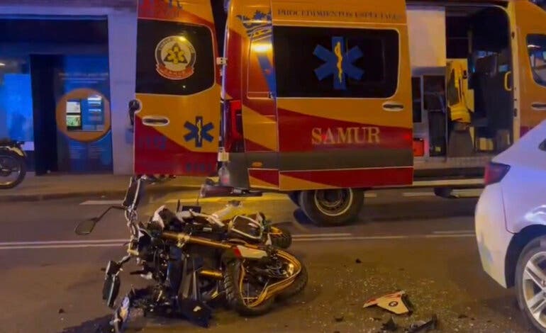 Heridos graves un hombre y una mujer tras chocar su moto contra un VTC en Madrid