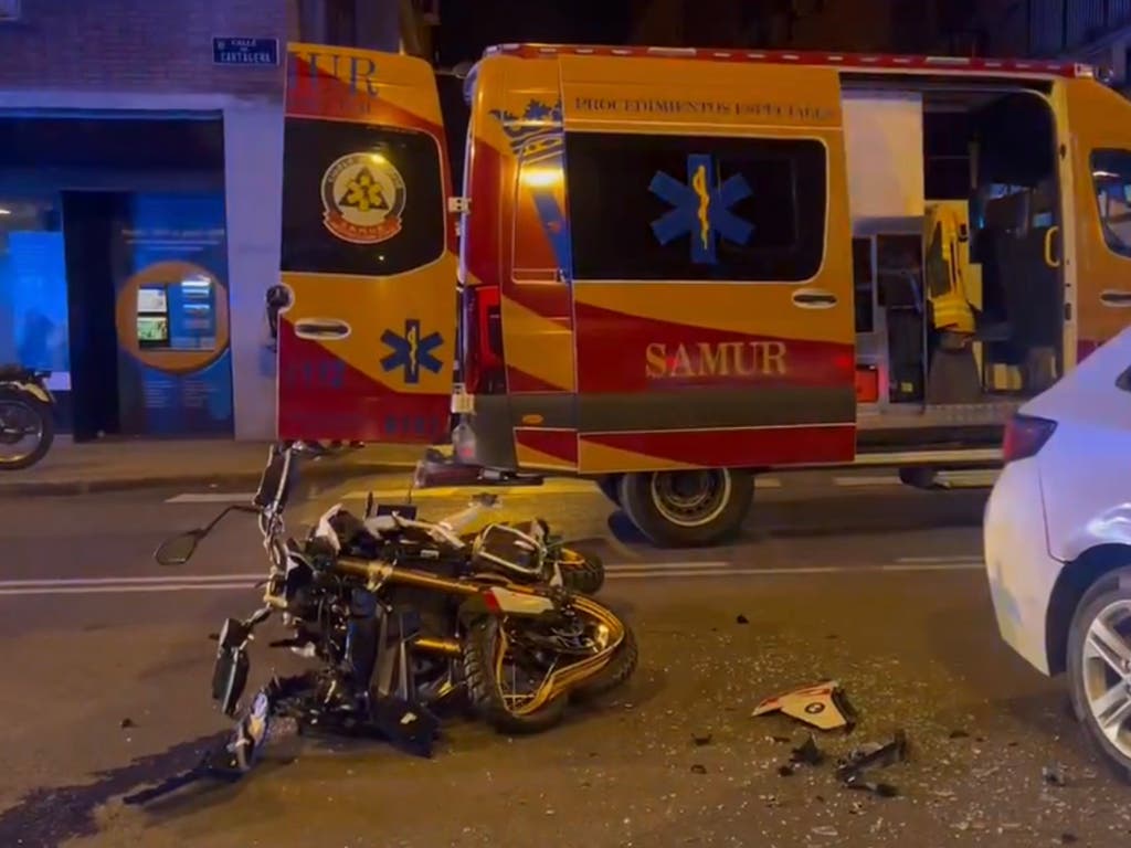 Heridos graves un hombre y una mujer tras chocar su moto contra un VTC en Madrid