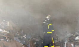 Arde una nave industrial que almacenaba papel y cartón en Torrejón de Ardoz