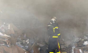 Arde una nave industrial que almacenaba papel y cartón en Torrejón de Ardoz
