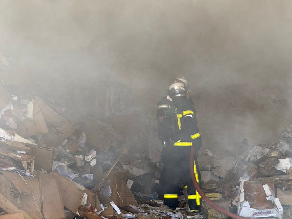 Arde una nave industrial que almacenaba papel y cartón en Torrejón de Ardoz