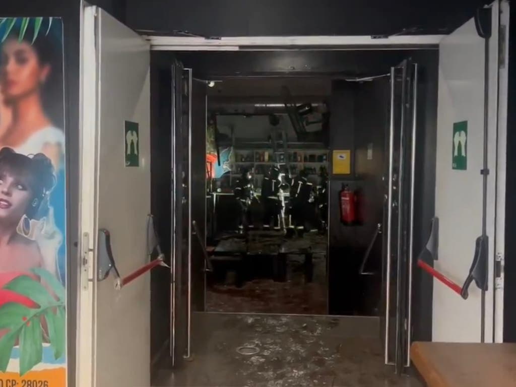Un incendio en una discoteca en Madrid obliga a desalojar varias viviendas