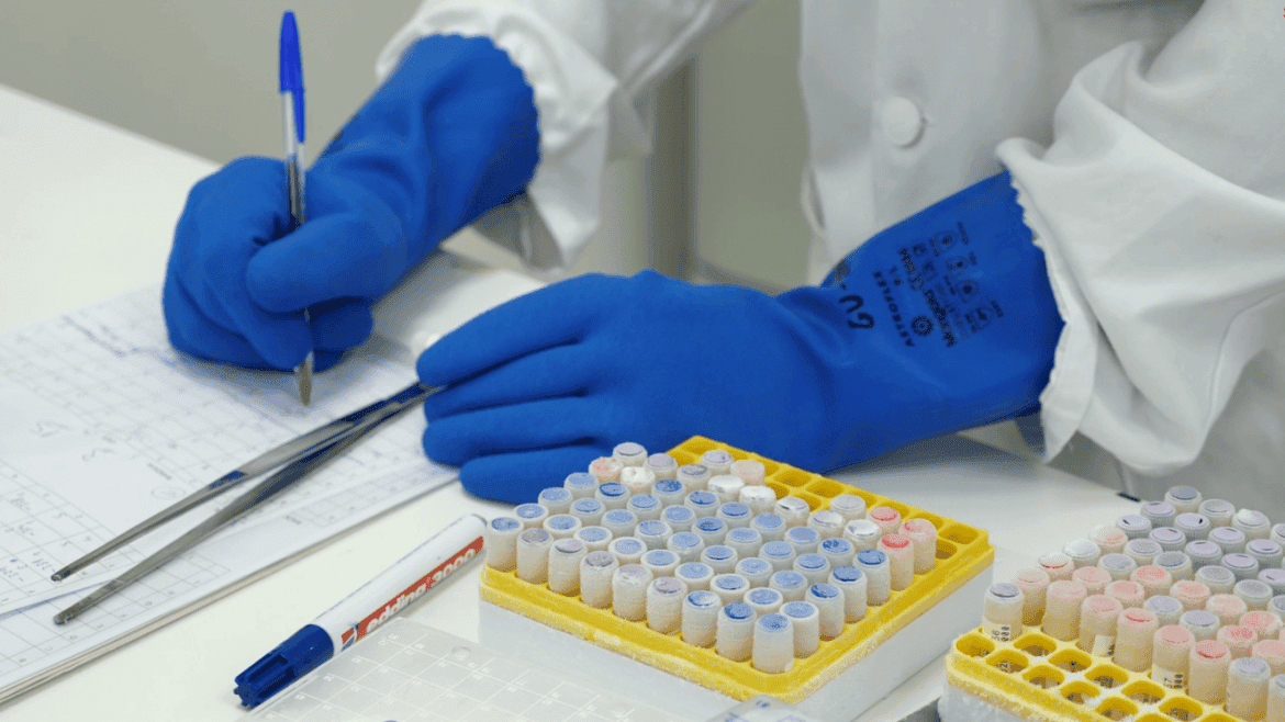 Una investigadora madrileña lidera un prometedor estudio sobre un tratamiento contra el cáncer de mama 