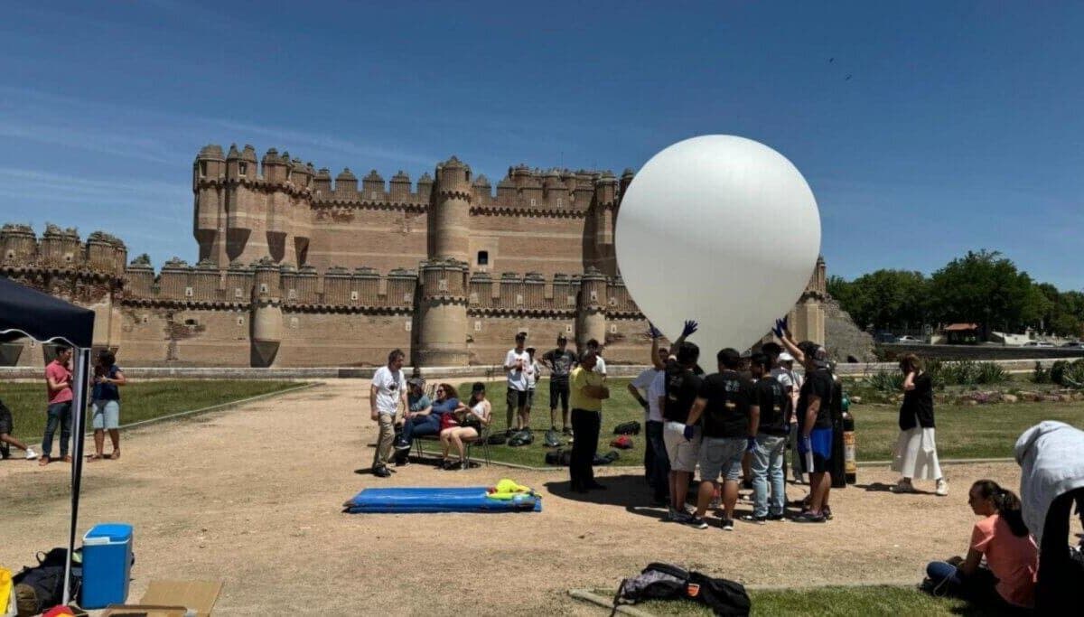 Estudiantes madrileños lanzaron un globo sonda que alcanzó los 24.600 metros de altura 