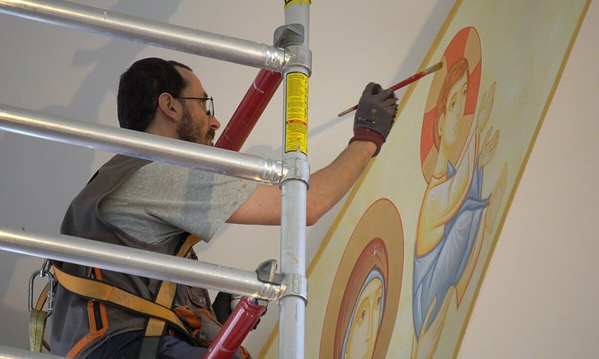 El nuevo retablo de una parroquia de Alcalá de Henares pintado por un sacerdote 