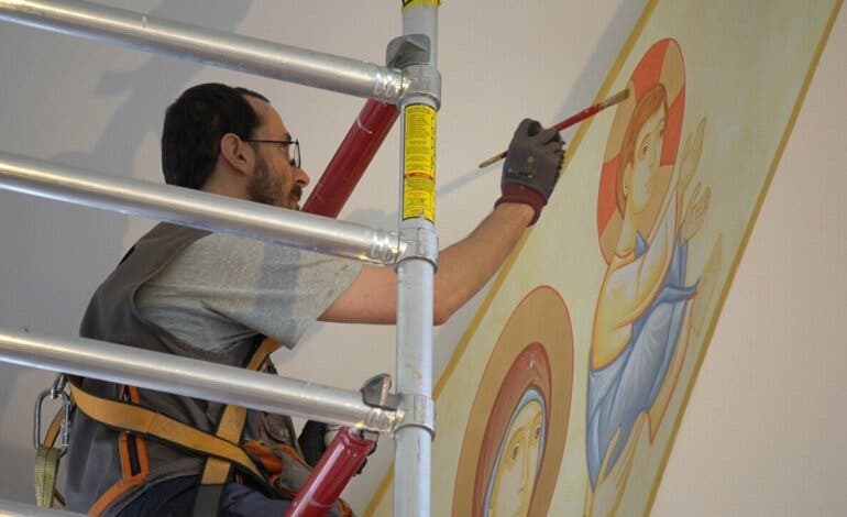 El nuevo retablo de una parroquia de Alcalá de Henares pintado por un sacerdote 