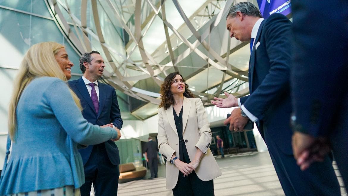 Ayuso se reúne en Frankfurt con Deutsche Bank, que instalará en Madrid su centro global de auditoría