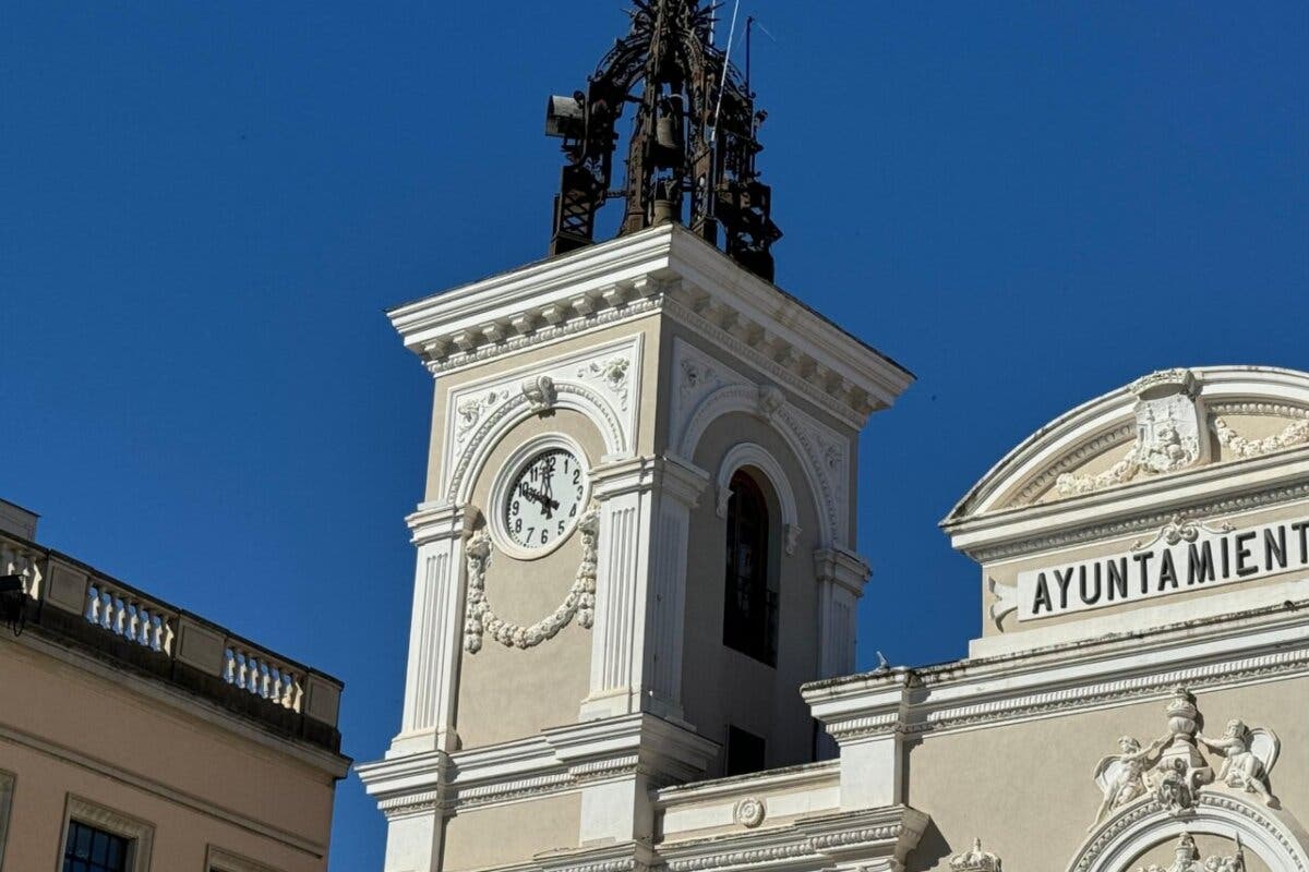 Las campanas del reloj del Ayuntamiento de Guadalajara dejan de sonar por riesgo de derrumbe 