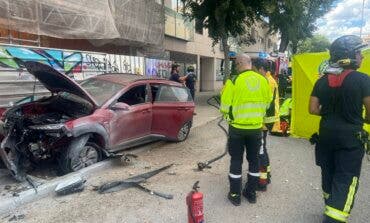 Grave una conductora tras desmayarse y chocar contra un árbol en Madrid