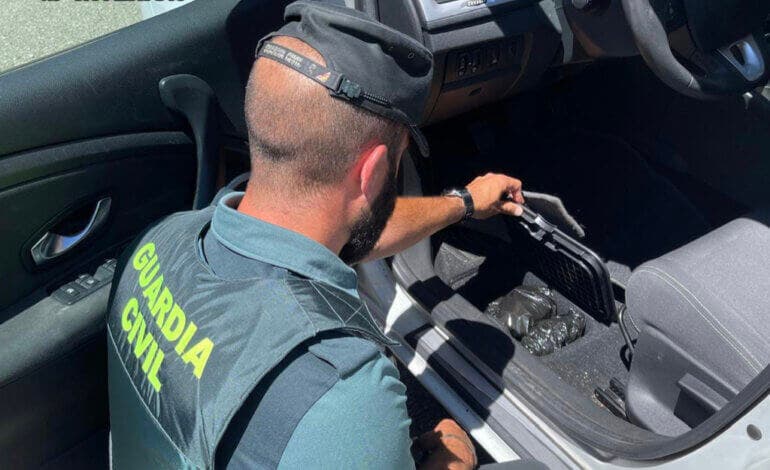 Detenido un conductor en la A-2 con tres rocas de cocaína ocultas en el coche