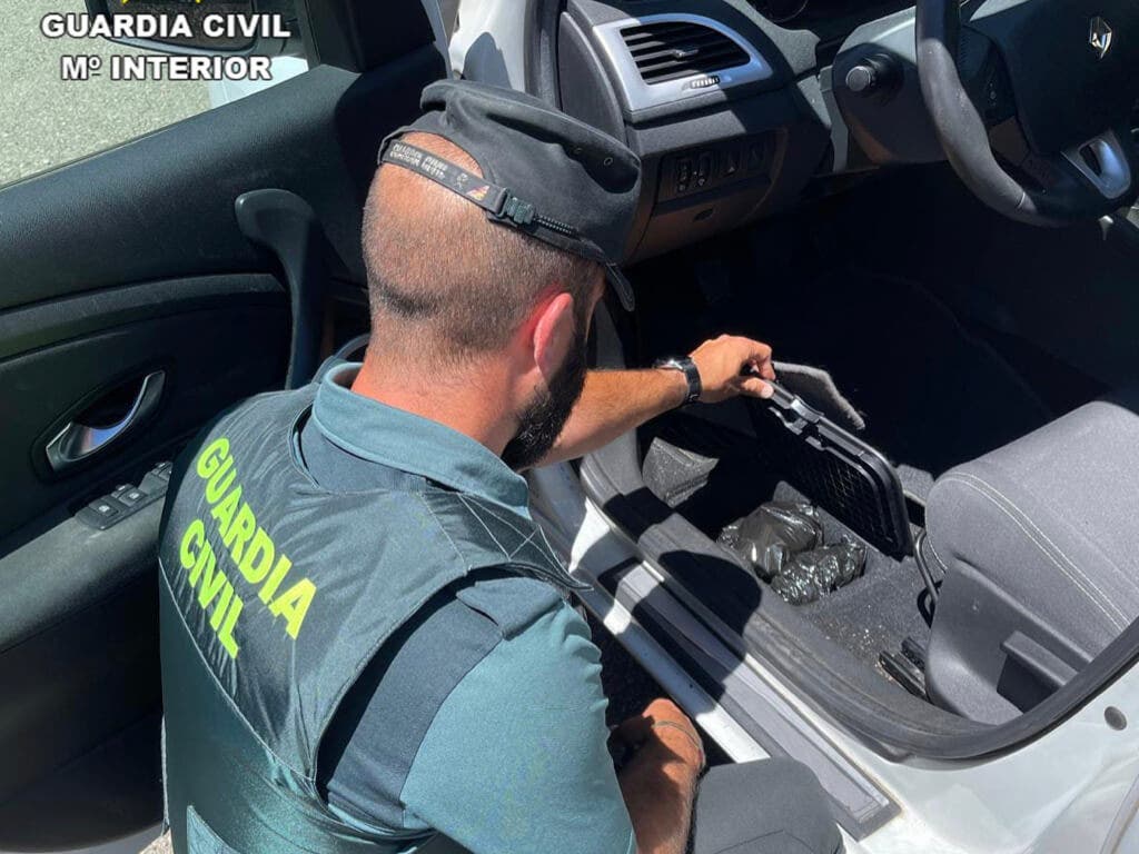Detenido un conductor en la A-2 con tres rocas de cocaína ocultas en el coche