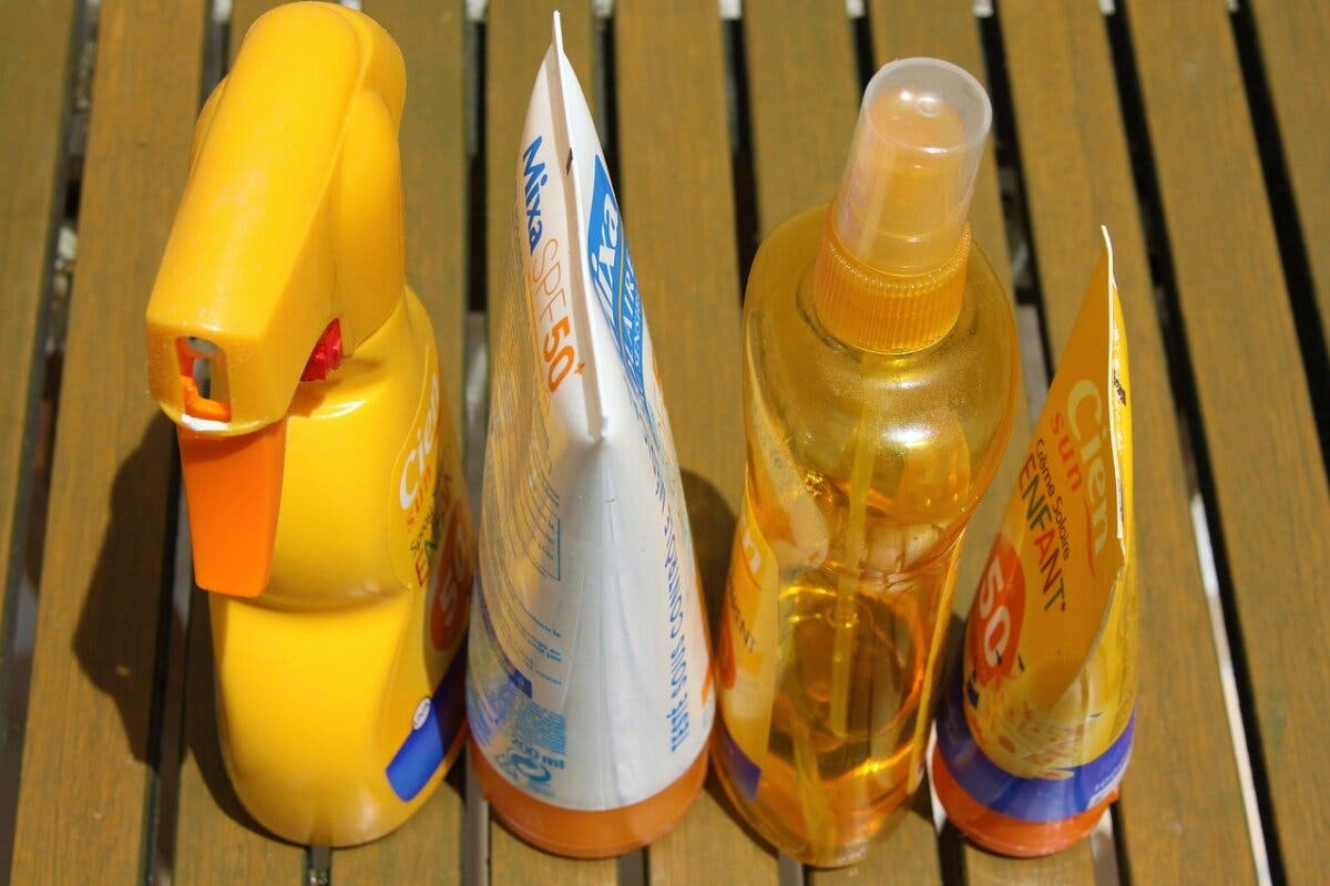 La OCU alerta sobre tres cremas solares infantiles que no alcanzan el factor de protección anunciado
