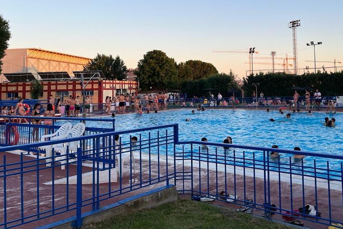 Música y baños por las noches en la piscina de Azuqueca de Henares
