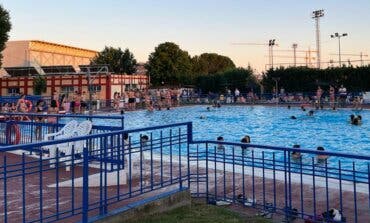 Música y baños por las noches en la piscina de Azuqueca de Henares