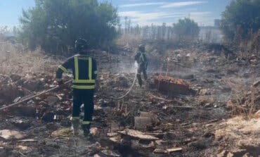 Los Bomberos extinguen un importante incendio de pastos en la Cañada Real