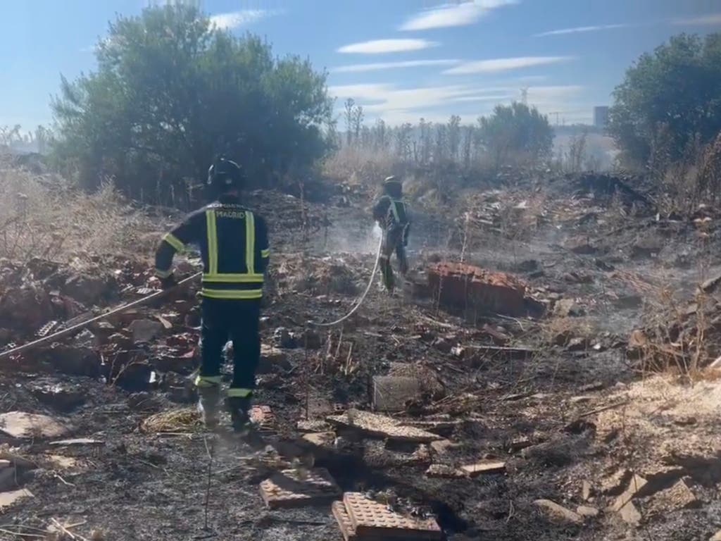 Los Bomberos extinguen un importante incendio de pastos en la Cañada Real