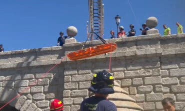 Rescatan a un joven herido tras caer desde el Puente de Segovia en Madrid