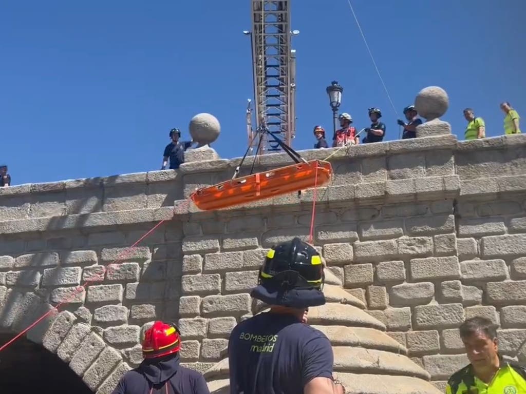Rescatan a un joven herido tras caer desde el Puente de Segovia en Madrid