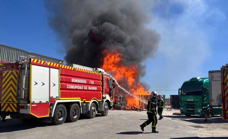 Intoxicados varios trabajadores de una empresa de Arganda tras el incendio de unos palés