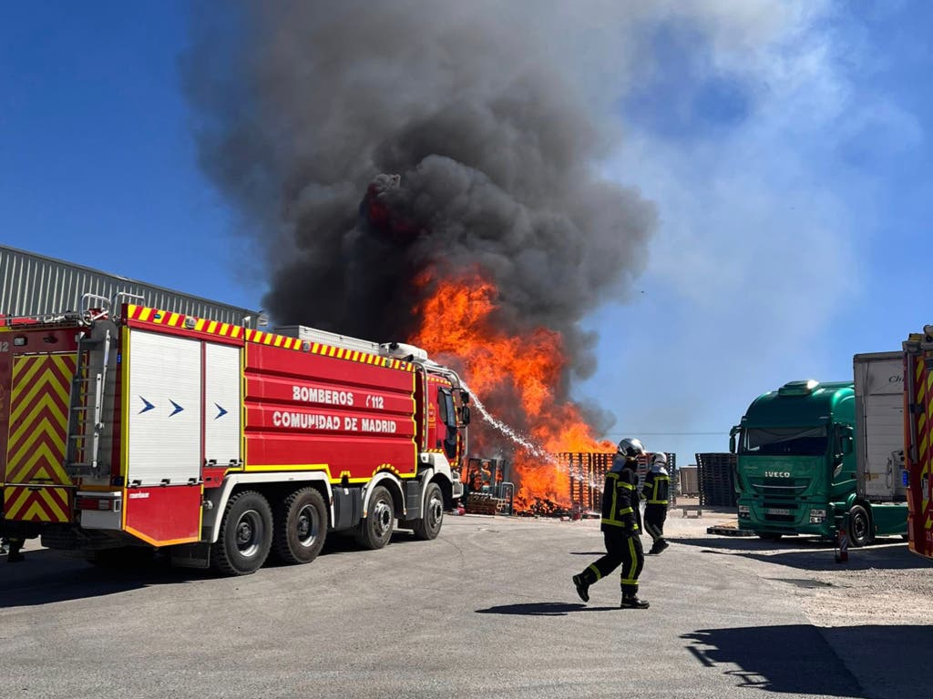 Intoxicados varios trabajadores de una empresa de Arganda tras el incendio de unos palés