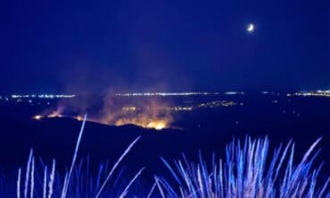 Los Bomberos extinguen un incendio de pasto y matorral en Chinchón