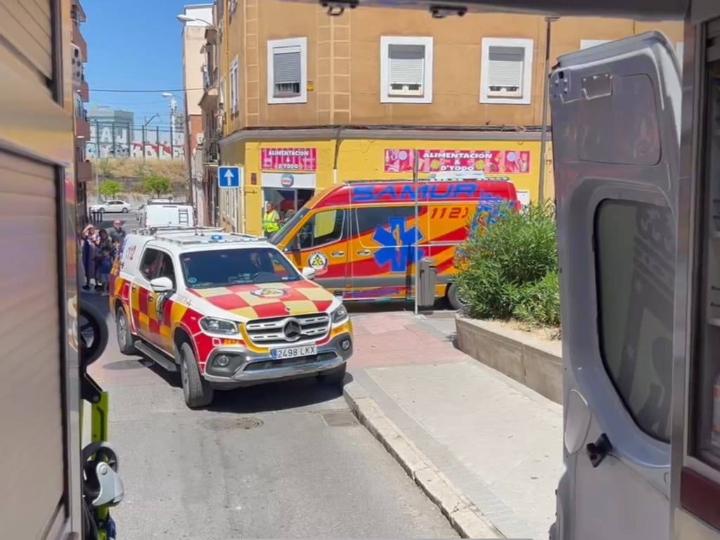 Un joven recibe siete puñaladas en plena calle en Puente de Vallecas