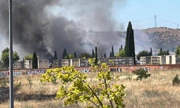 Un importante incendio de pasto ya controlado obliga a cerrar el cementerio de Torrejón