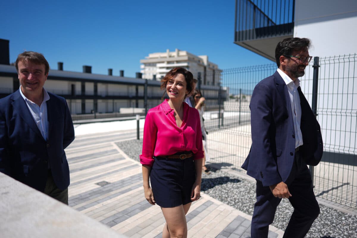 Ayuso visita una nueva promoción de 209 viviendas de alquiler asequible que se entregarán la próxima semana en Tres Cantos