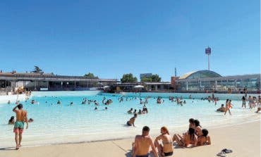 El alcalde de Torrejón anima a los vecinos a disfrutar de la única piscina de olas municipal de España