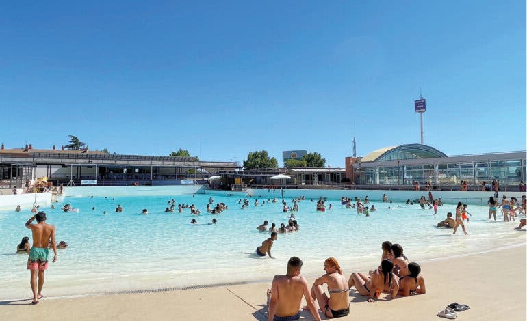 El alcalde de Torrejón anima a los vecinos a disfrutar de la única piscina de olas municipal de España