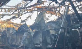Un incendio calcina una nave industrial en Torrejón de Ardoz