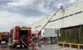 Arde la cubierta de una nave logística en Meco