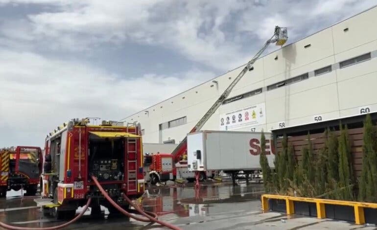 Arde la cubierta de una nave logística en Meco