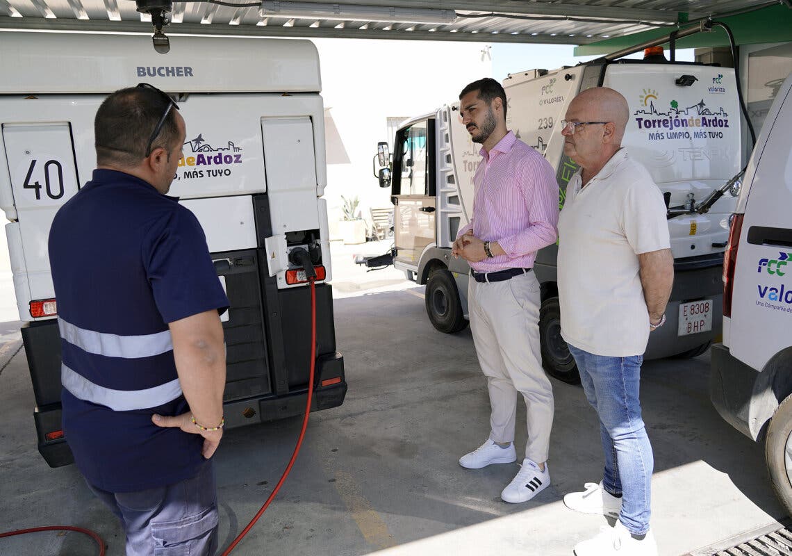 Torrejón inaugura una electrolinera que permite la recarga de los vehículos eléctricos de limpieza