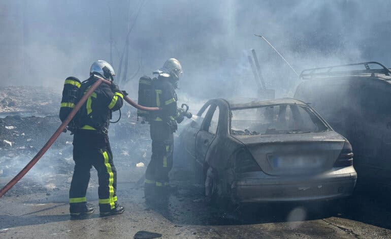 Cuatro heridos, uno por quemaduras, tras el incendio de una chabola en Leganés