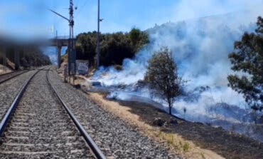 Un incendio ya controlado obliga a interrumpir la circulación de dos líneas de Cercanías