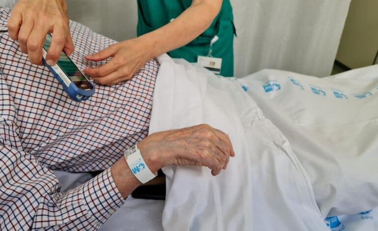 La Comunidad de Madrid invierte 15,7 millones en la compra de ropa hospitalaria dotada con chip
