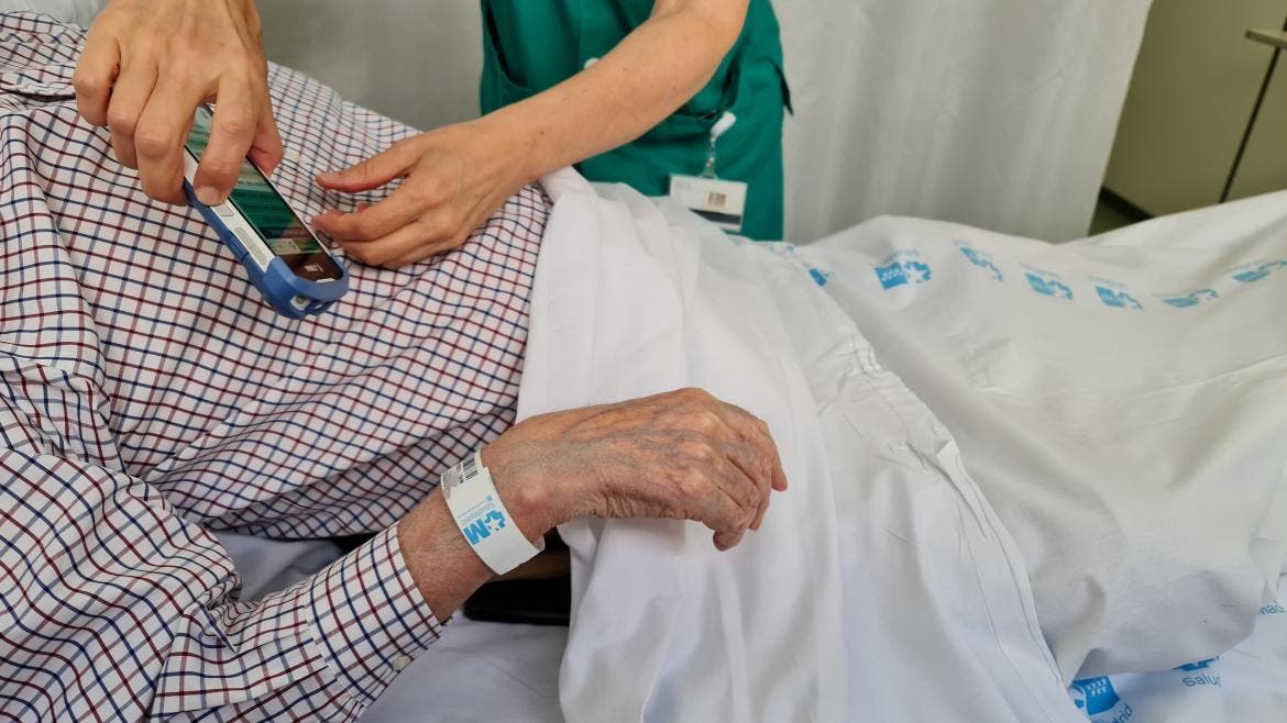 La Comunidad de Madrid invierte 15,7 millones en la compra de ropa hospitalaria dotada con chip