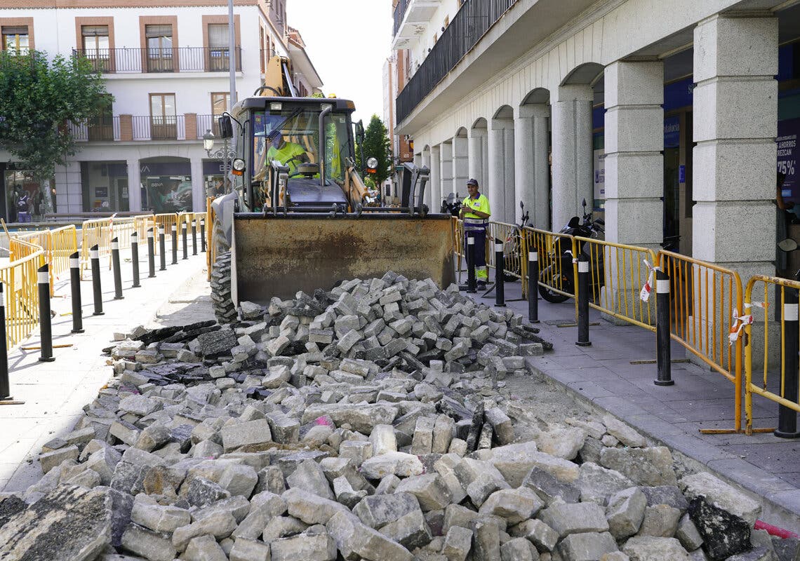 Torrejón renueva por completo la céntrica calle San Isidro instalando pavimento fonoabsorbente