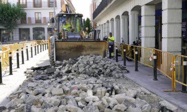 Torrejón renueva por completo la céntrica calle San Isidro instalando pavimento fonoabsorbente