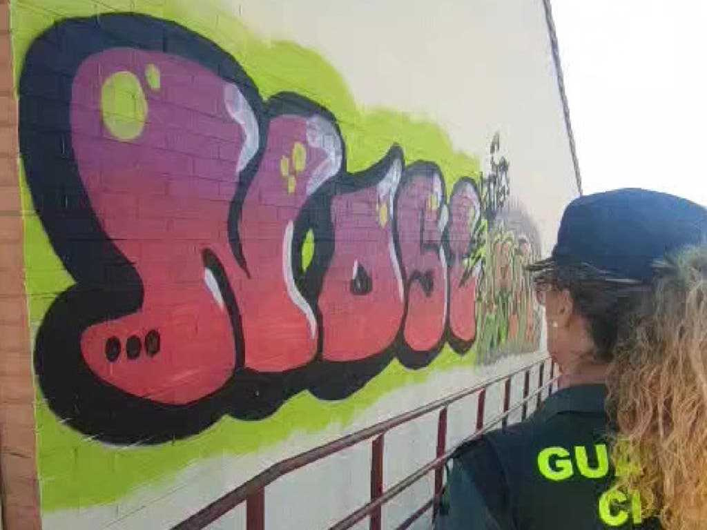 Investigados tres grafiteros en Azuqueca por pintar instalaciones municipales, mobiliario urbano y una ambulancia  