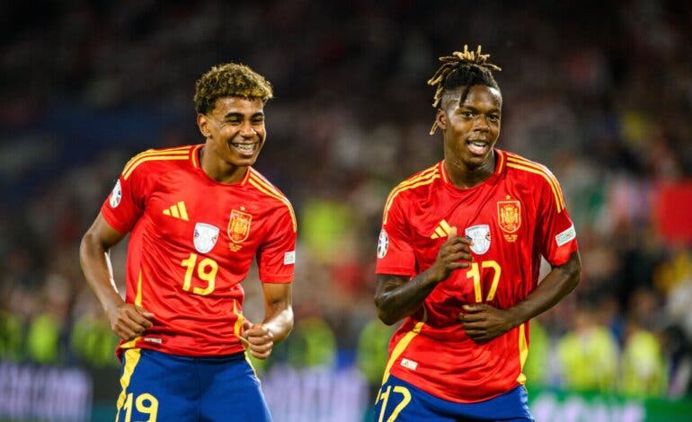 Pantalla gigante con Dj en Alcalá de Henares para la final de la Eurocopa 