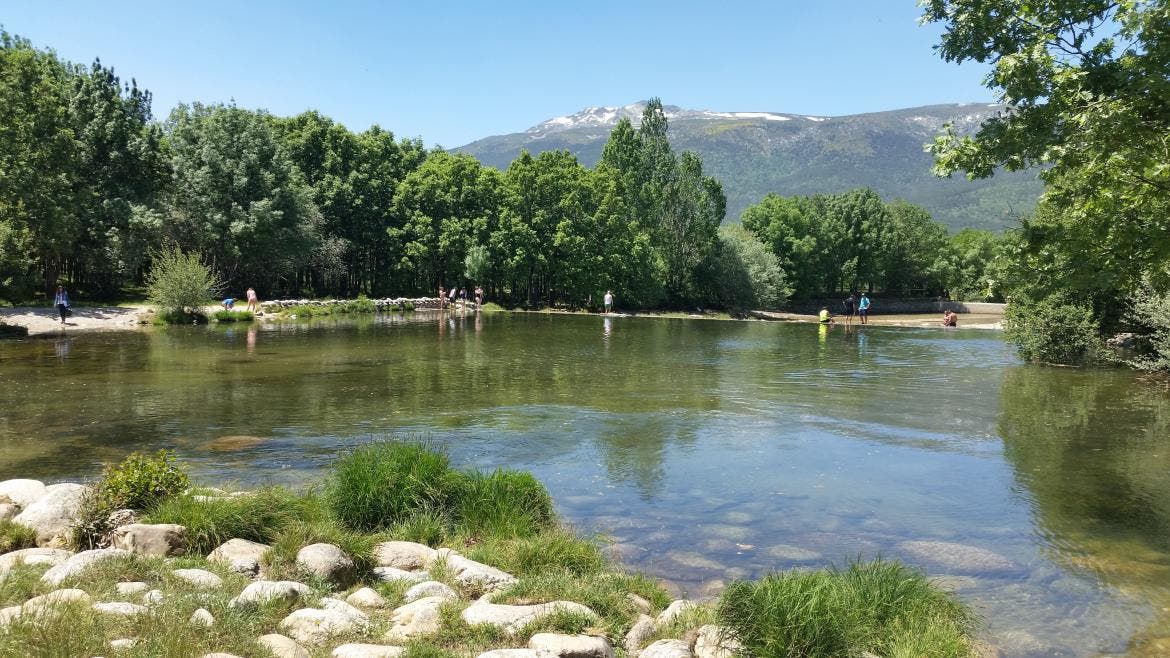 La Comunidad de Madrid alerta del peligro de bañarse en lugares no autorizados… estas son las zonas naturales donde sí está permitido