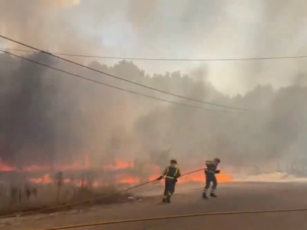Un incendio forestal provocado por un camión obliga a cortar la A-1 en El Molar