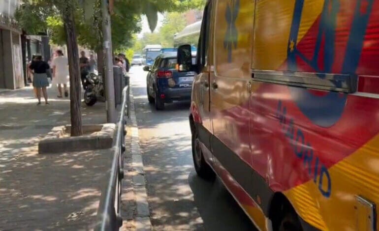 En estado grave un hombre tras sufrir un golpe de calor mientras caminaba por la calle en Puente de Vallecas